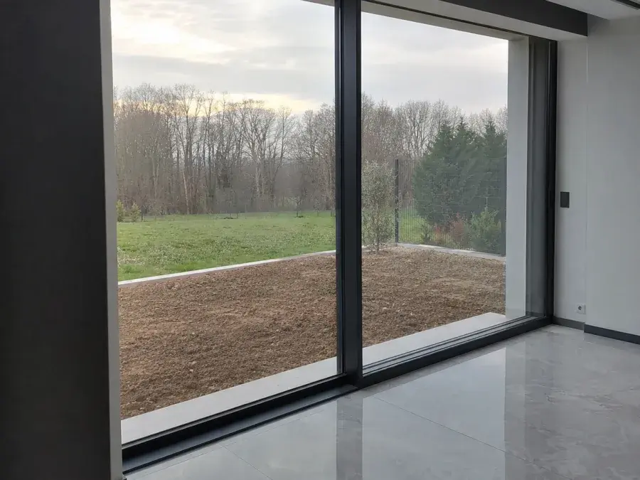 Moderan enterijer sa velikim ALUMIL aluminijumskim prozorom u dnevnoj sobi