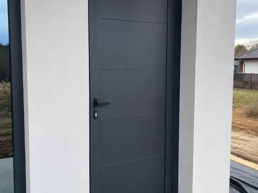 Antracit Aluminijumska vrata zatvorena na modernoj fasadi kuće
