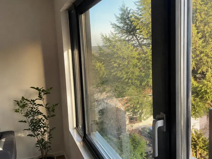 Sunčana dnevna soba sa troslojnim niskoemisionim staklom