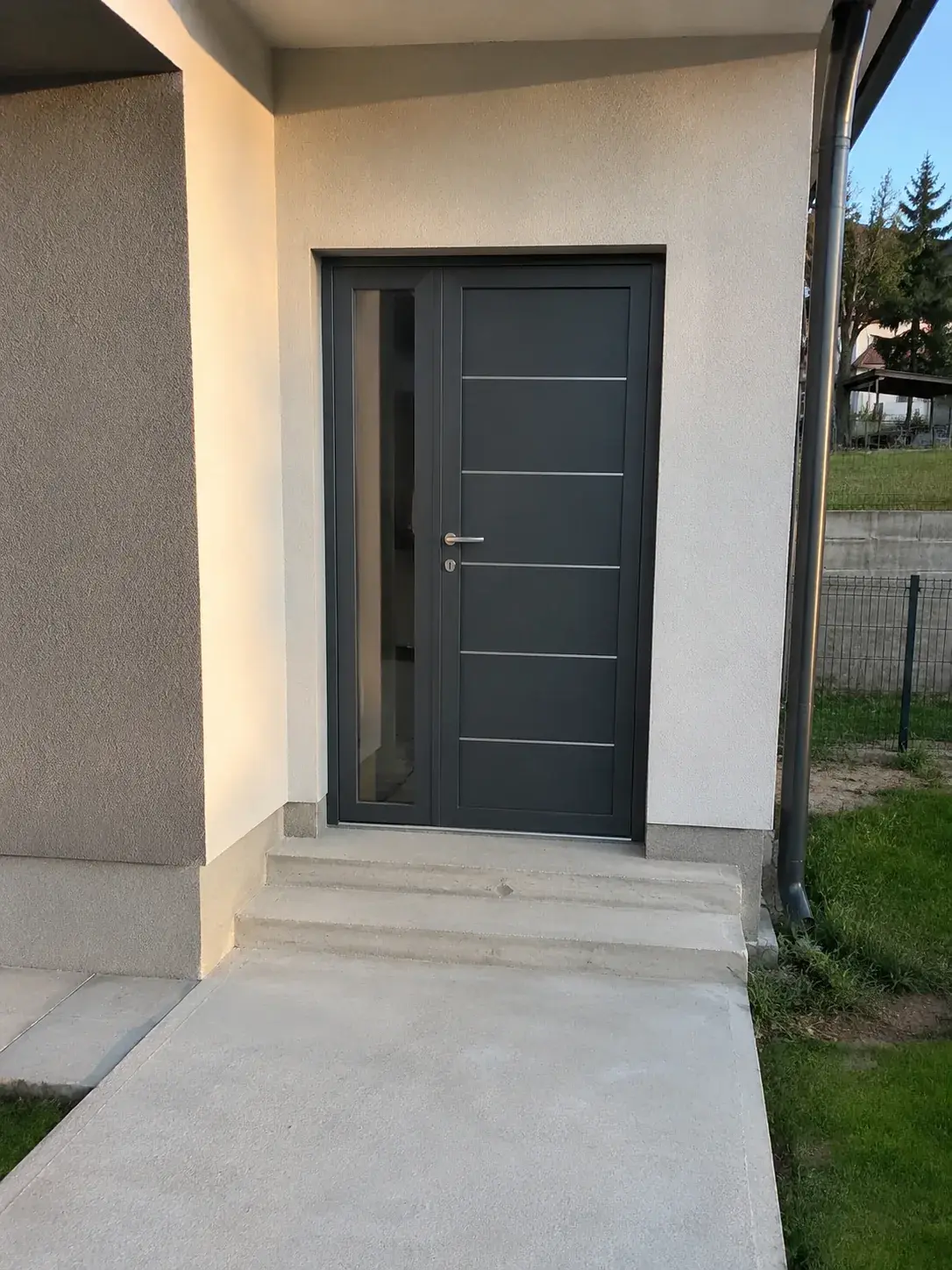 Antracit PVC ulazna vrata zatvorena na modernoj fasadi kuće