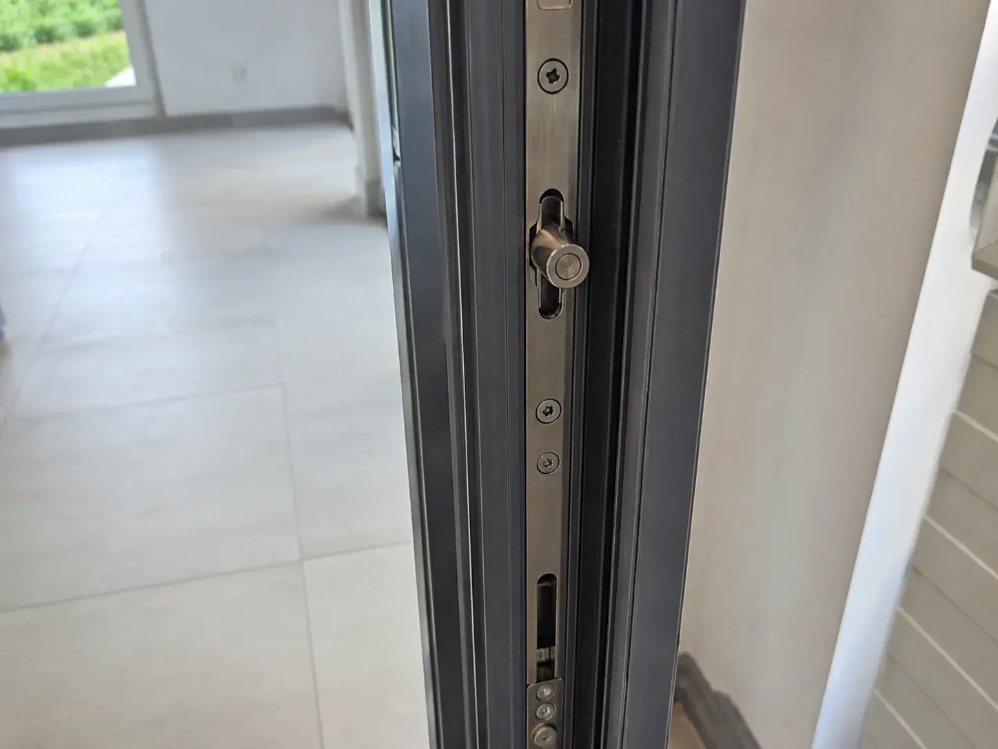 Detalj integrisanih komponenti zaključavanja u stranici krila vrata
