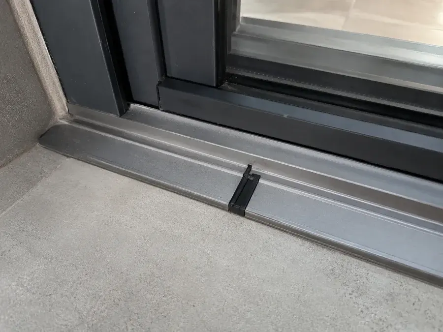 Detalj integrisanih komponenti zaključavanja u stranici krila vrata