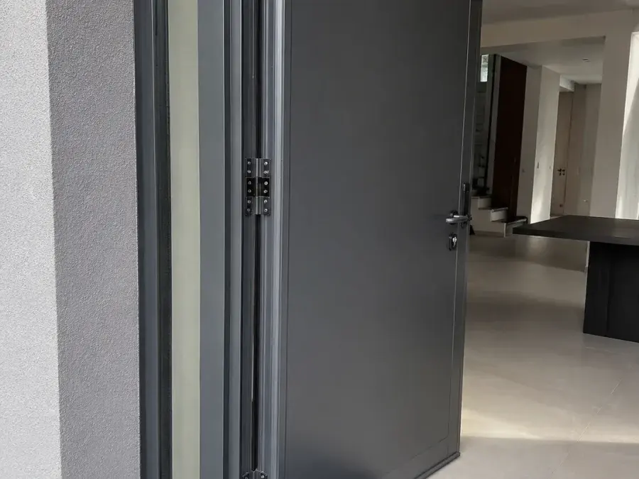 Antracit ALU vrata otvorena pod 90 stepeni sa vidljivom šarkom