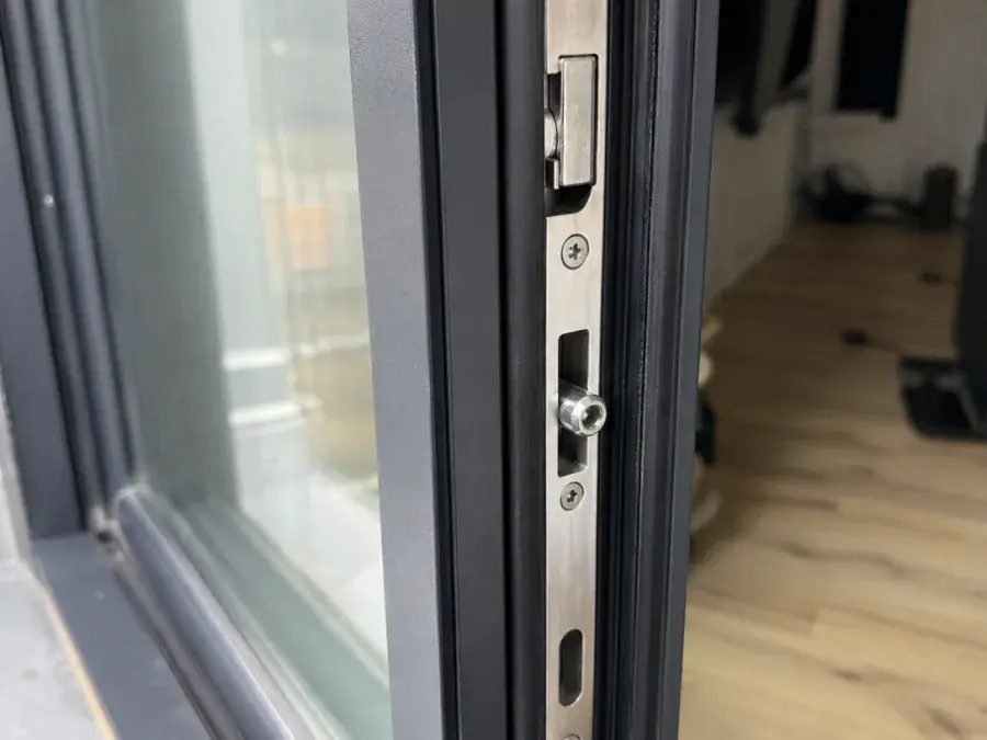 Detalj okova sa višestepenim zaključavanjem po obodu krila