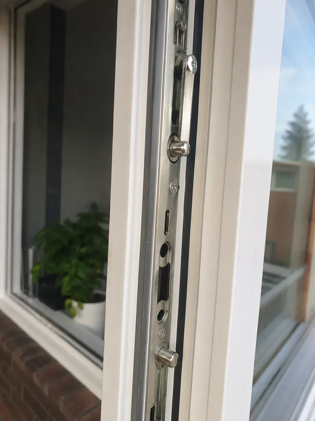 Detalj okova sa višestepenim zaključavanjem po obodu krila