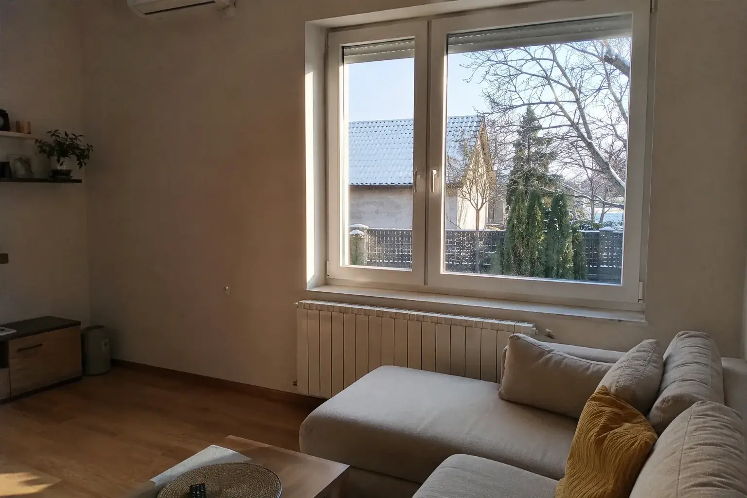 Topla dnevna soba sa novim REHAU PVC prozorom i nižim računima za grejanje