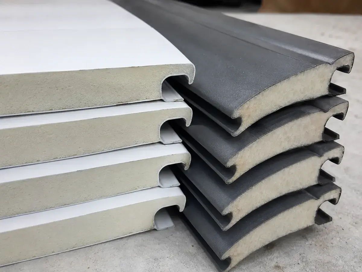 Detalj roletna lamela u beloj i antracit boji punjenih poliuretanom